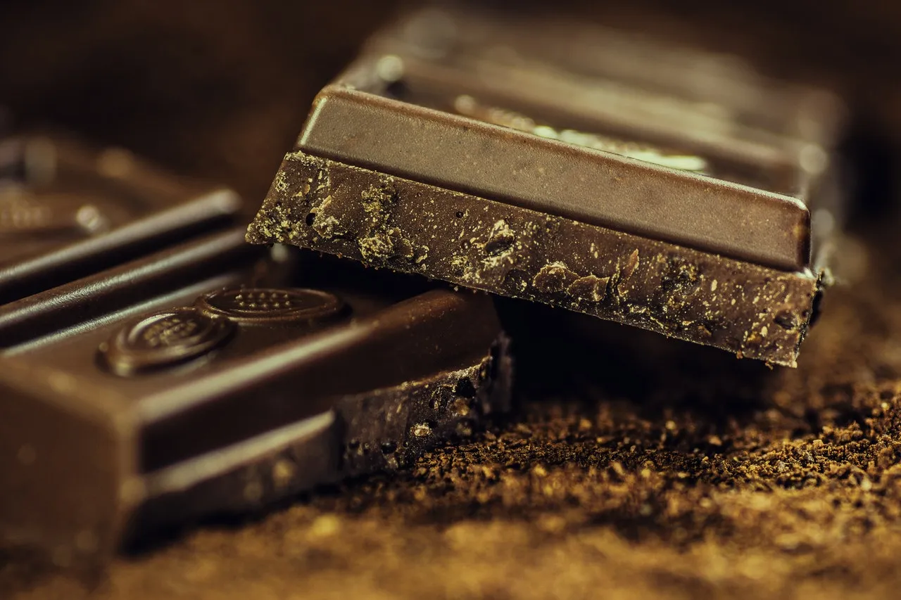 Cioccolato, al latte con nocciole