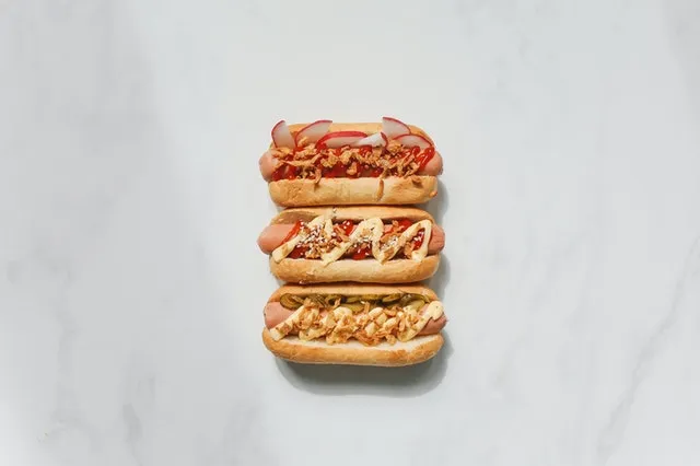 Hot Dog in pane bianco con ketchup e senape