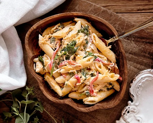 Insalata di pasta con salsa